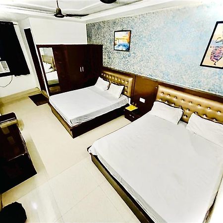Premium Boston Rooms Family Hotel Agra  Eksteriør billede