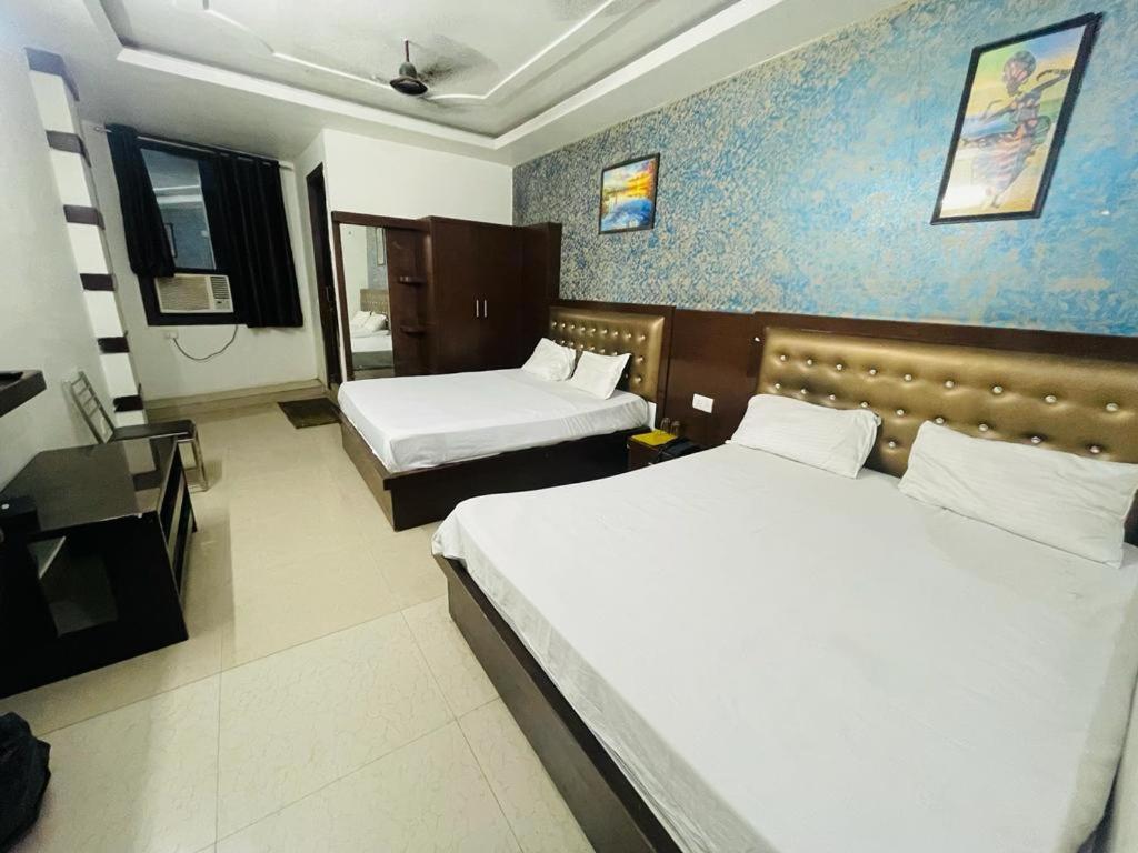 Premium Boston Rooms Family Hotel Agra  Eksteriør billede