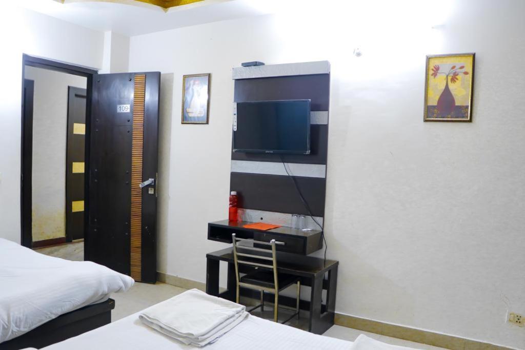 Premium Boston Rooms Family Hotel Agra  Eksteriør billede