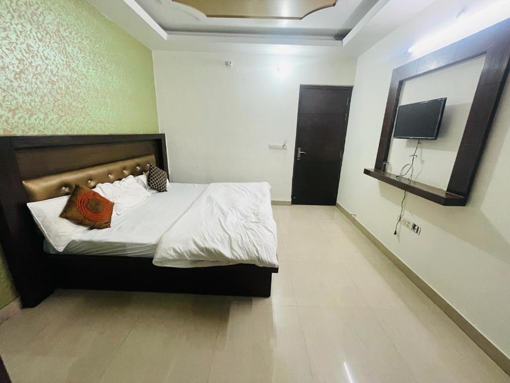 Premium Boston Rooms Family Hotel Agra  Eksteriør billede