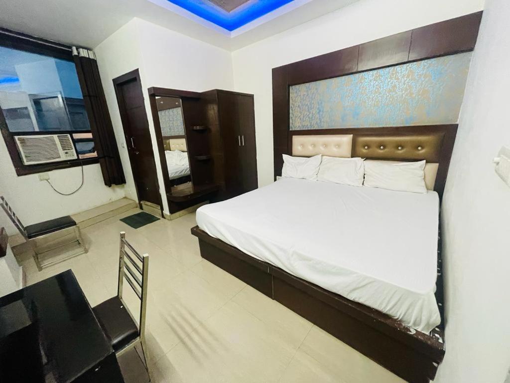 Premium Boston Rooms Family Hotel Agra  Eksteriør billede